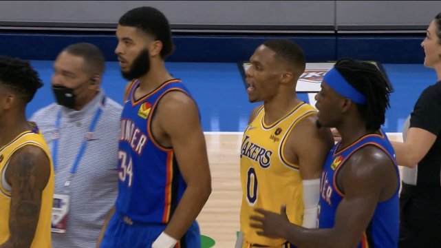  曼联争议红牌引热议，B费染红离场球队惨遭绝杀  