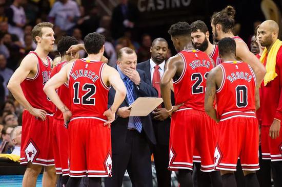  巴特勒关键球热火险胜尼克斯  