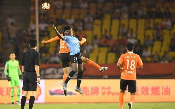  富勒姆定位球战术奏效，两度头槌攻破利兹联大门