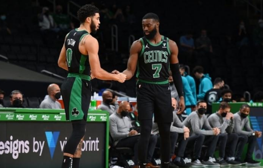  杰伦布朗末节独得十二分，凯尔特人逆转篮网登顶东部  